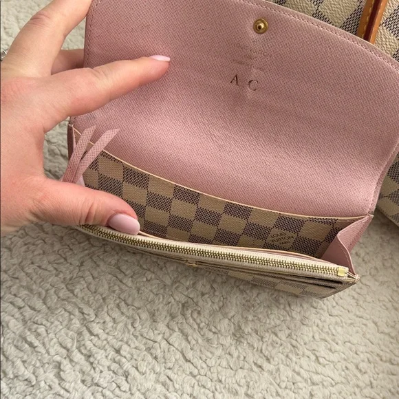 Louis Vuitton Emilie Wallet in white and pink - Picture 3 of 6